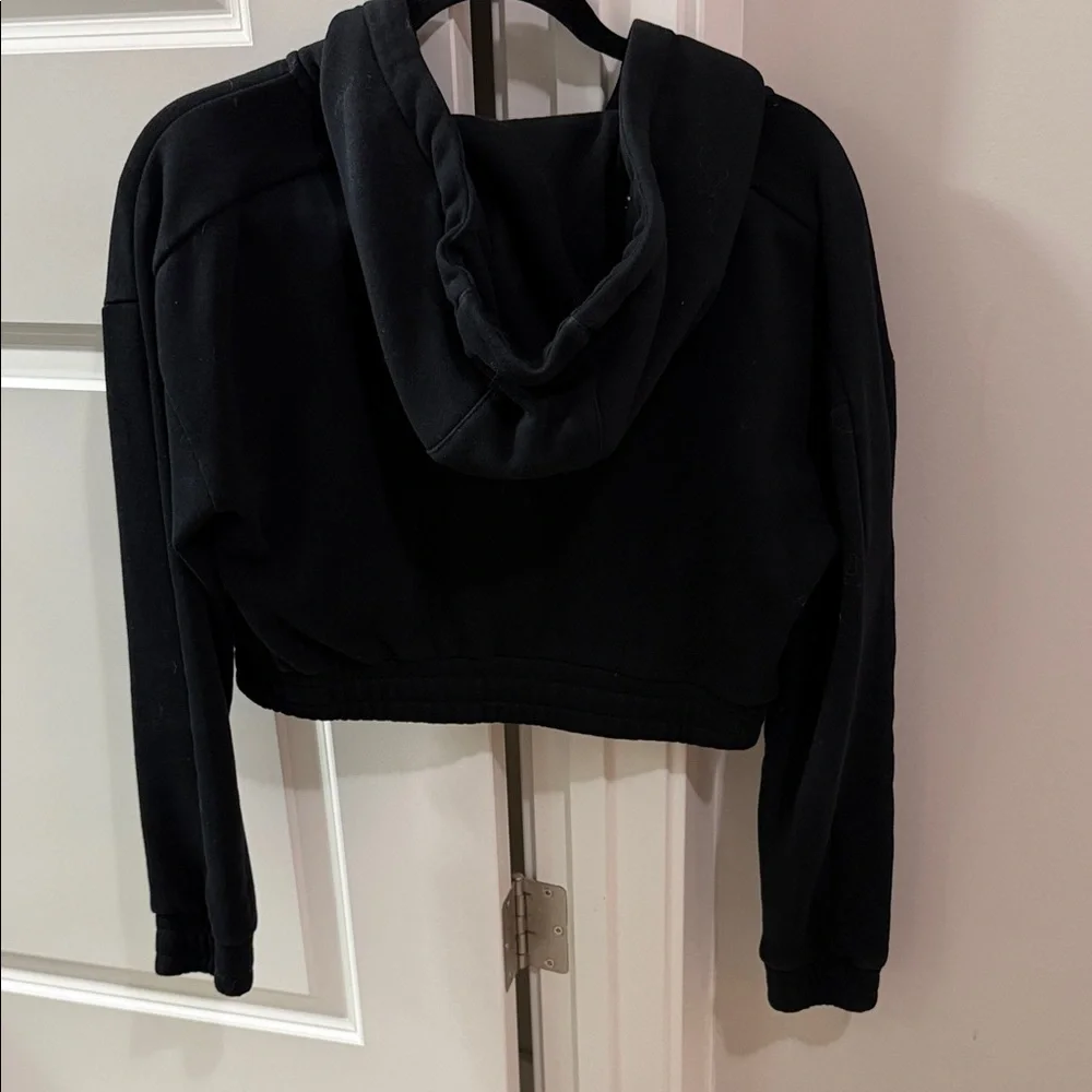 Alphalete Jet Black Cropped Sweatshirt - Picture 2 of 2